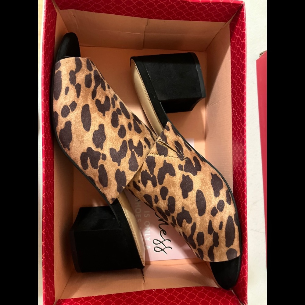 Women’s Leopard Mule Sandals Size 9.5 “kelly and katie” Shoes/heels